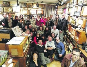 Visita. Componentes de Aritzeta en el Museo de la Radio. ::
XABIER