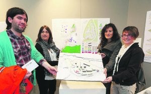 Garikoitz Alkorta, Ainara Alarcia, Nagore Puyadena e Idoia Goenaga posan con su proyecto ganador. ::
LUSA