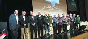 Ibarretxe, Torrealdai, Etxenike, Eliasson, Sims, Otero, Peltier, Bradley, Stanford, Jodry, Oppenheimer, Mujika y Peñalver, en la presentación de ayer en Ficoba. ::
F. DE LA HERA