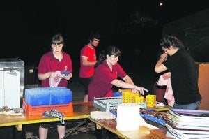 Lo que no se ve. Deportistas, directivos y colaboradores de las distintas secciones del Aloña trabajan para que todo vaya sobre ruedas. La recámara de la cocina es  una de las zonas más desagradecidas, limpieza y secado a todo tren.