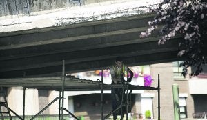 La Diputación Foral prefiere no esperar más para apuntalar el puente de la variante. ::
F. DE LA HERA
