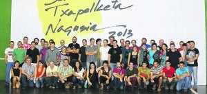 Txapelketako bertsolari ia guztiak, epaimahaikideak, gai-jarztaileak eta Bertsozale Elkarteko arduradun batzuk, atzo Villabonako pilotalekuan. ::
LOBO ALTUNA