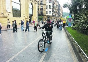 Un ciclista pasa por encima de una de las líneas azules pintadas en el bidegorri del Boulevard. ::
A.V.