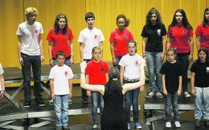 Los integrantes de Ametsa Txiki dirigidos por Leticia Vergara durante una actuación. ::
F. DE LA HERA