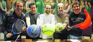 Deporte escolar. Los ediles de Deporte de los cuatro ayuntamiento de Oarsoaldea, junto con Andoni Iraola. ::
ARIZMENDI