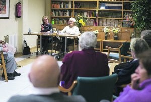 Maite Aramburu y Lucía Garbayo explican el documento en la residencia Cáser Anaka. ::
F. DE LA HERA