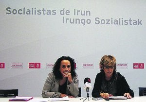Rafaela Romero y Maite Cruzado, en la sede del PSE-EE de Irun.