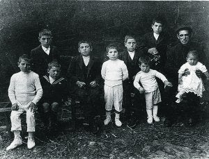 Joxe Zapirain, bederatzi semeak alboan dituela.