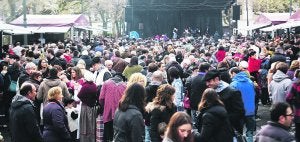 A tope. Aspecto que presentaba ayer a mediodía la plaza de Urdanibia, donde no faltaron las actuaciones de músicos y dantzaris sobre el tablado. ::                             FOTOS F. DE LA HERA