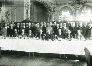 Sólo una dama, que aparece movida, en un banquete de jueces y abogados en 1930. ::
KUTXATEKA