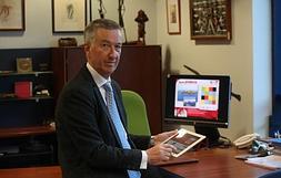 Fernando Lorente muestra su trabajo desde su despacho en la empresa i68 ubicada en el polígono de Zuatzu de San Sebastián. ::                             LUSA