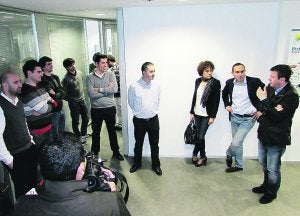 Con las empresas. Representantes de Bidasoa activa y el alcalde de Irun visitaron ayer el vivero de empresas tecnológicas de la agencia de desarrollo en el polígono de Arretxe-Ugalde. ::
F. DE LA HERA
