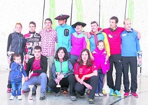 Los ganadores de la prueba tras recibir sus trofeos. ::
LAZKANO