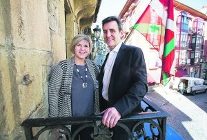 Presentación. Lourdes Larraza, presidenta de la junta local y Xabier Iridoy, candidato a la Alcaldía. ::
F. DE
LA HERA