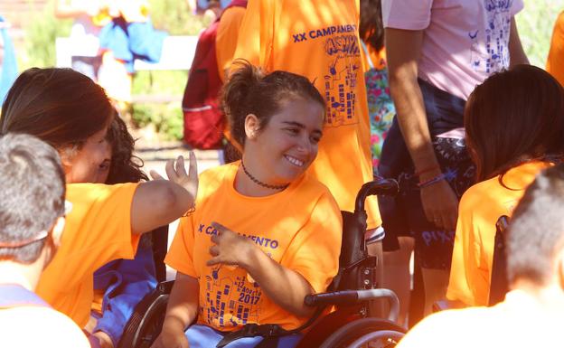 Participantes del XX campamento inclusivo de Aspaym en El Bosque de los Sueños de Cubillos del Sil.