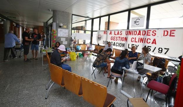 Encierro en el hospital de miembros de la Asamblea de Usuarios en Defensa de la Sanidad Pública del Bierzo y Laciana.