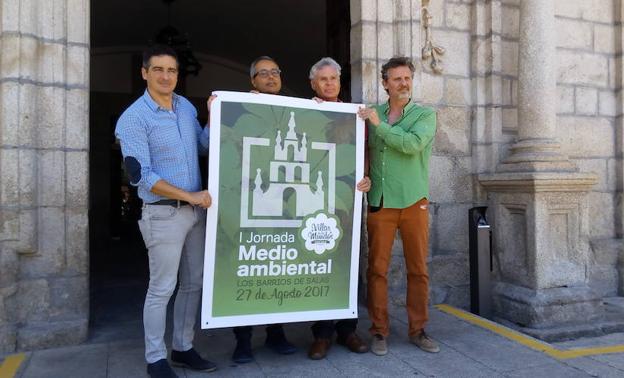 El concejal de Medio Ambiente, Roberto Mendo (I), con los organizadores y participantes en l Jornada Medioambiental del V Festival 'Villar de los Mundos', en la presentación.