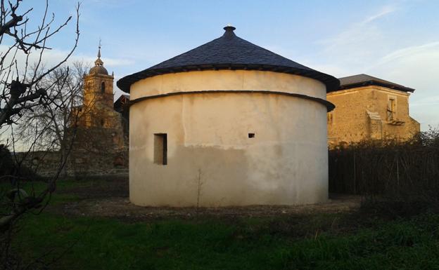 El palomar restaurado del monasterio de Santa María de Carracedo es el más antiguo de la provincia.