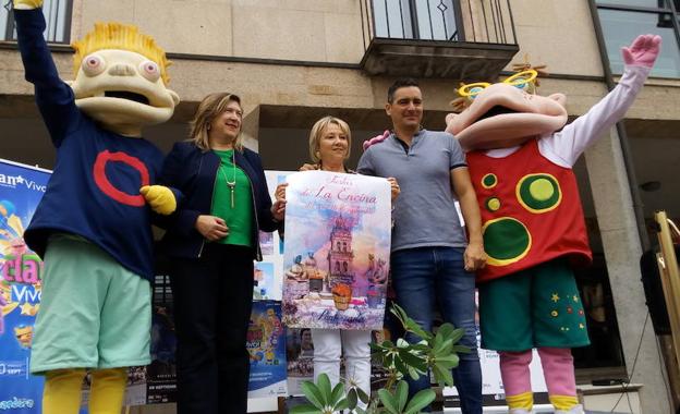 Los ediles de Fiestas, Cultura y Deporte, junto a los personajes de Clan, Lucho y Lupita, en la presentación del programa de la Encina. 