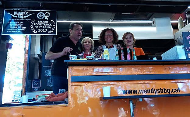 La alcaldesa de Ponferrada y la presidenta del Patronato de Fiestas, en la inauguración del III Food Truck Street Fest en el parque del Plantío.