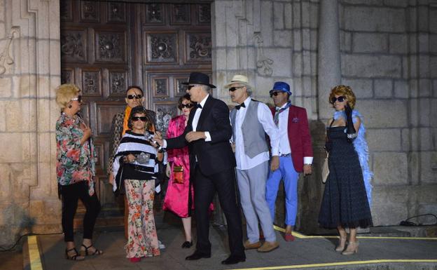 La compañía protagonizó un divertido sketch en la plaza del Ayuntamiento.