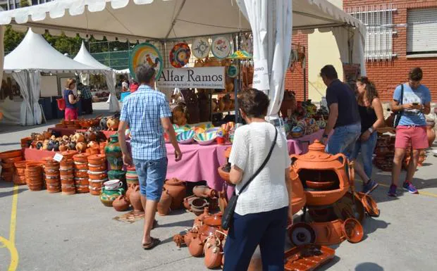 La feria de la cerámica abrió sus puertas en el patio del colegio Campo de la Cruz.