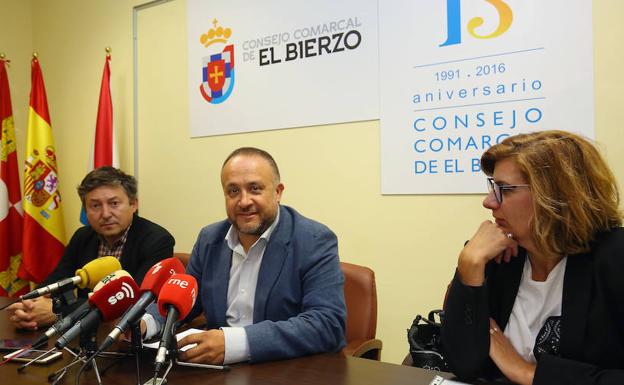 El presidente del Consejo Comarcal, Gerardo Álvarez Courel (C), junto a Samuel Folgueral (I), y Mari Paz Martínez, miembros de la Mesa de la Energía del Bierzo.