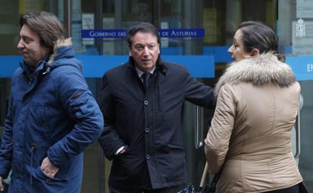 Cachero, en el centro, a su salida de los juzgados de Oviedo. 