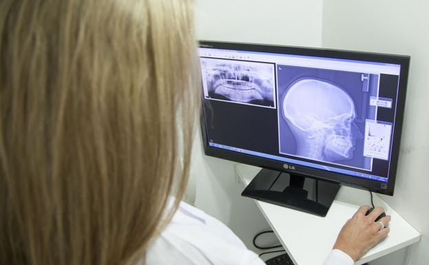 Una enfermera observa una prueba de radiodiagnóstico. 