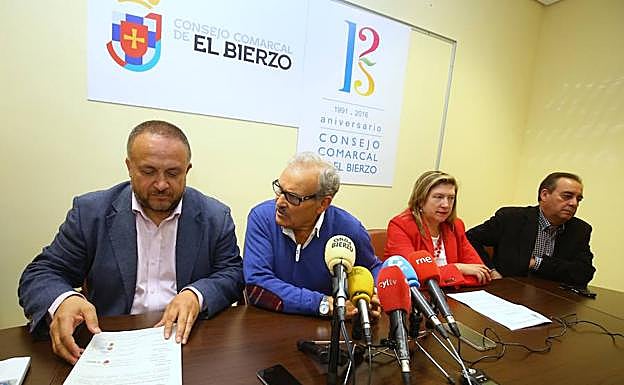 El presidente del Consejo Comarcal del Bierzo, Gerardo Álvarez Courel; el presidente de la Fundación Prada a Tope, José Luis Prada; la concejala de Cultura del Ayuntamiento de Ponferrada, María Antonia Gancedo; y el alcalde de Arganza, Luis Manuel González.