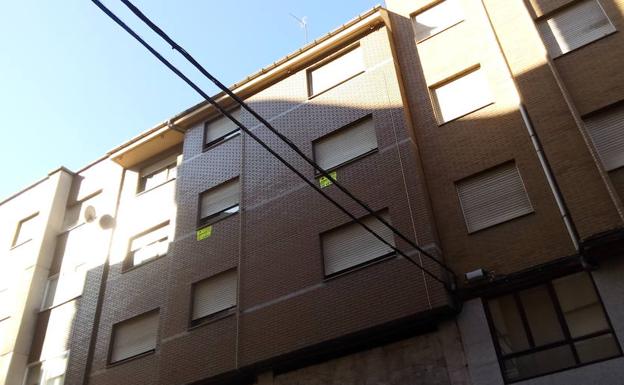 Cables en la fachada de un edificio en Ponferrada.