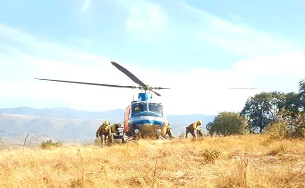 Miembros de las brigadas aterrizan en Ponferrada para extinguir el incendio en el Pajariel.