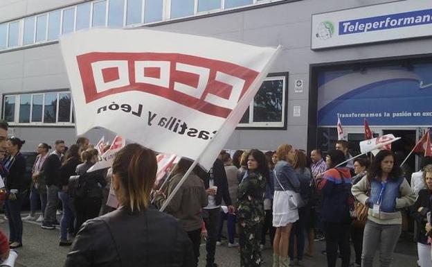 Trabajadores de Teleperformance en una de las concentraciones por la negociación del convenio estatal.