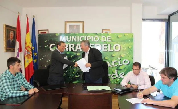 Imagen de la firma del convenio entre Cesefor y el Ayuntamiento de Carracedelo.