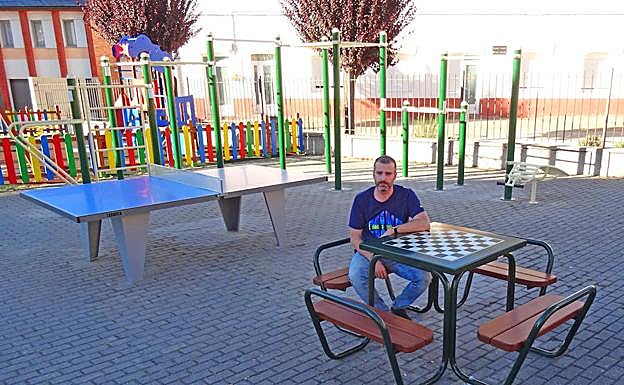 Imagen de Tomás Vega en una de las últimas obras realizadas en Folgoso.