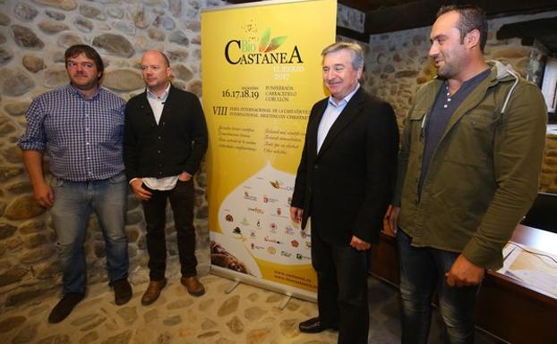 El concejal de Carracedelo, Roberto Rubio, el director de la Mesa del Castaño del Bierzo, Pablo Linares y los alcaldes de Carracedelo y Corullón, Raúl Valcarce y Luis Alberto Arias, durante la presentación.