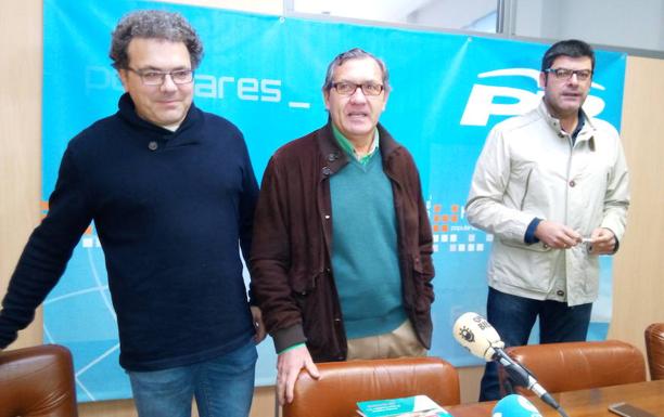 El portavoz del PP de Cacabelos, Adolfo Canedo (C), junto a dos de sus concejales, en su comparecencia.