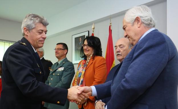 La subdelegada del Gobierno en León, Teresa Mata, junto al alcalde de Bembibre, Jose Manuel Otero (2D), el delegado de la Junta en León, Guillermo García (D), y diferentes mandos policiales, durante la presentación del plan.