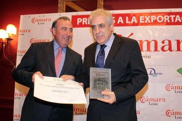 El fundador de Tvitec, Javier Prado (D), recibirá la Castaña de Oro 2017.