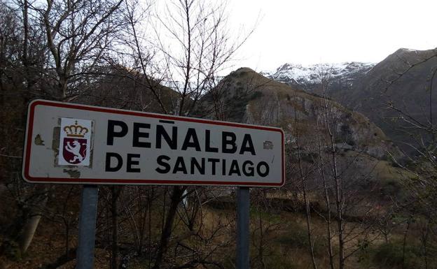 Cartel de entrada al pueblo de Peñalba de Santiago.