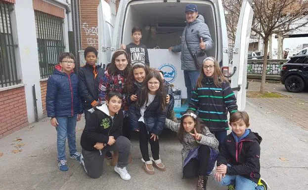 Los alumnos del colegio Navaliegos, durante la entrega de alimentos.