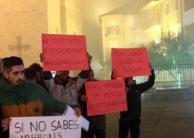 Imagen secundaria 1 - 50 personas se concentran en Ponferrada en apoyo a los jugadores acusados de presunto abuso a una menor