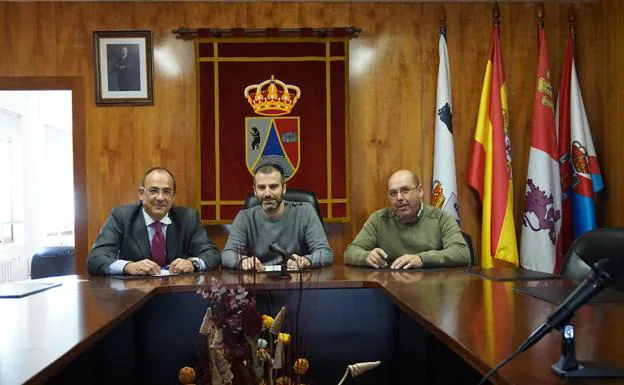 El alcalde de Folgoso (C), junto a dos concejales.