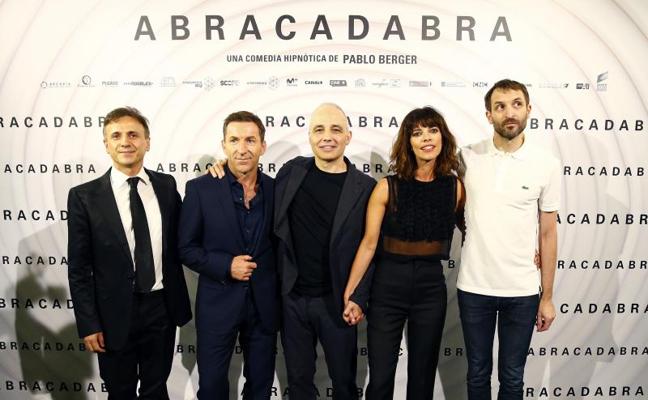 El reparto de 'Abracadabra' junto al director Pablo Berger (c).