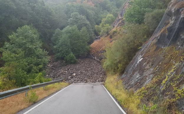 Derrumbe en la carretera de Peñalba de Santiago.