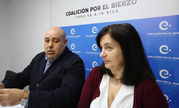 La portavoz de CB en Puente de Domingo Flórez, Secundina Vázquez, junto al secretario de Organización del partido, Pedro Quintana.