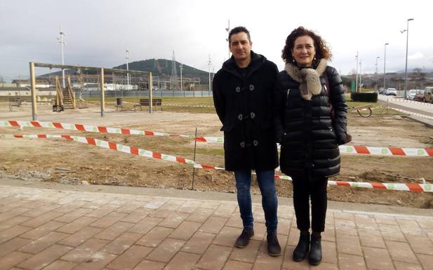 La alcaldesa y el edil de Obras, durante la visita a las obras de urbanización del entorno de la torre de la Rosaleda. 