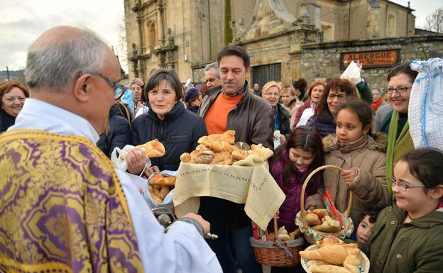 Imagen de archivo de una bendición de los panes en Cacabelos.
