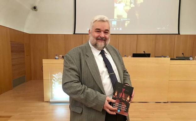 El autor, Héctor Luis Suárez, minutos antes de presentar el libro.