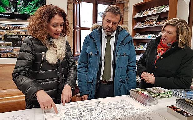 El director general de Turismo de la Junta, junto a la alcaldesa y la edil de Cultura, en la visita a la Oficina de Turismo de Ponferrada.